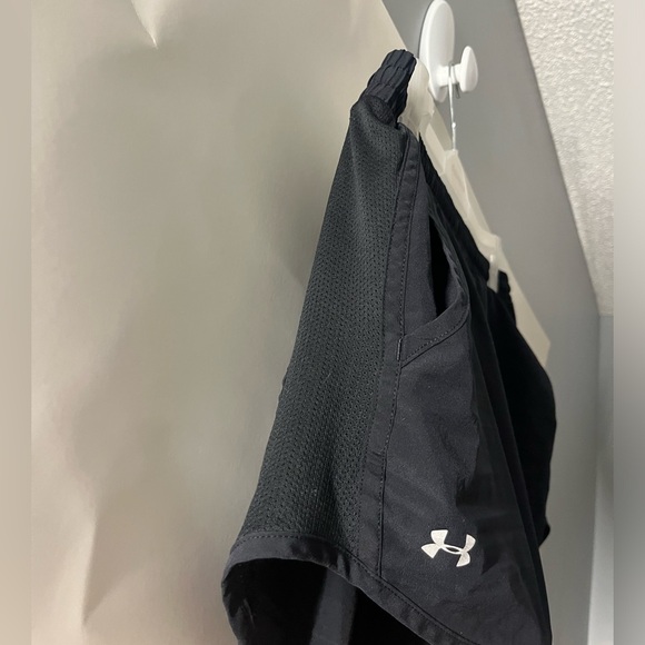 Women’s black Under Armour running shorts - Picture 3 of 4